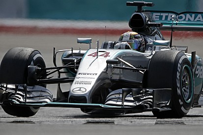 Hamilton több mint 27 millió fontot fog keresni az új szerződésével a Mercedesnél: Vettel fizetése azonban aláz a Ferrarinál