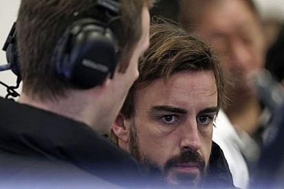 Az első hivatalos kép Alonso balesete után: Beköszönt a spanyol a kórházi ágyáról