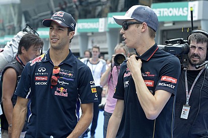A Red Bull még nem ítéli meg a Vettel-Ricciardo párharcot, Kvyat felkeni a falra JEV-et