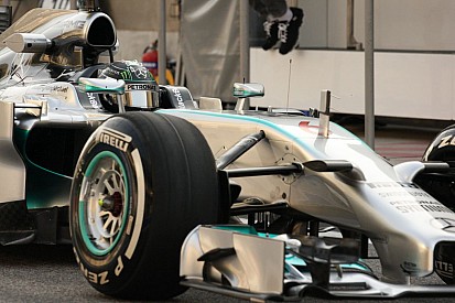 Egy különleges felvétel a Mercedestől: Mozgó kamera Rosberg és Hamilton új autóján