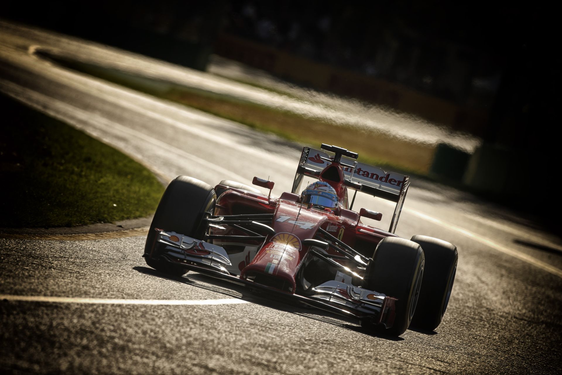 Szuper-lassításban Fernando Alonso 2014-es Ferrarija az Albert Parkból