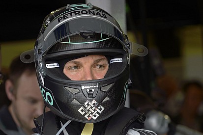 Rosberg könnyít a Mercedesen, menet közben: Videón az érdekes jelenet