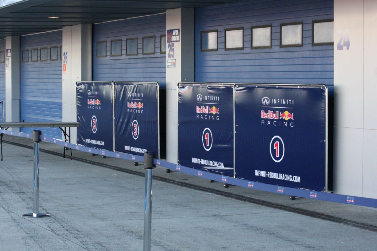 Vettel overálban, de egyelőre csak fotózás miatt: összetett gondok, két megoldás