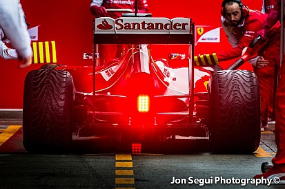 Videón Alonso füstöt okádó F1-es Ferrarija Bahreinből