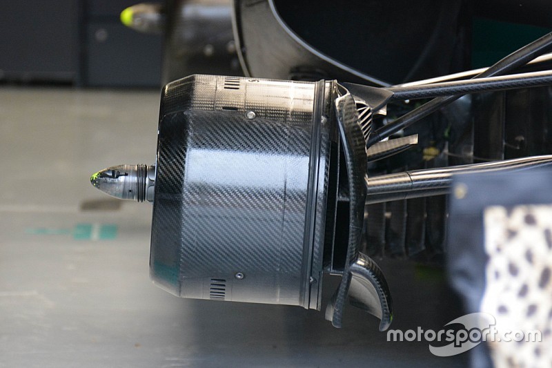 Mercedes: cestelli anteriori chiusi e sfogo dell'S-duct più aperto