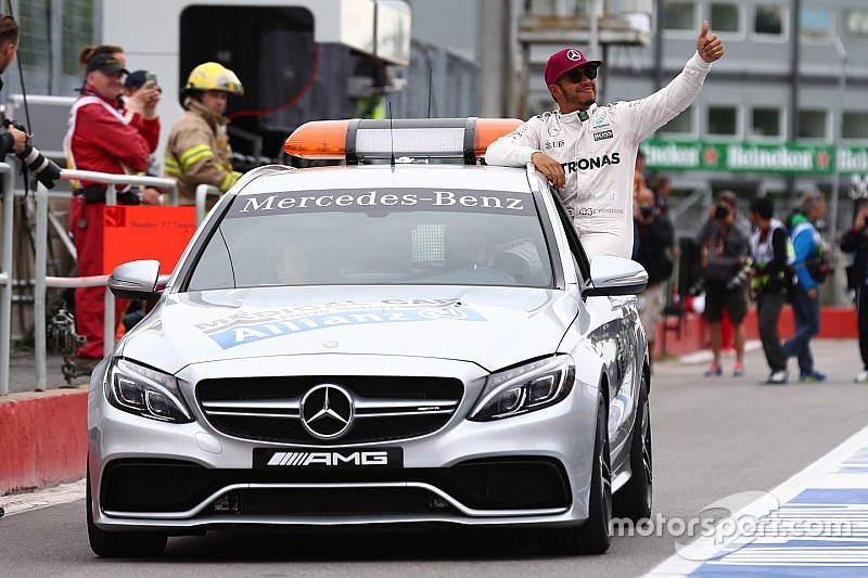 Hamilton pakte pole met ronde die niet perfect was: “Had harder gekund”