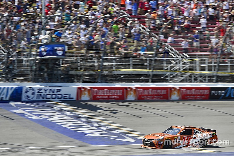 Suárez superó muchos obstáculos hasta vencer en NASCAR