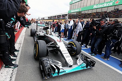 Hamilton draagt overwinning in Canada op aan Muhammad Ali
