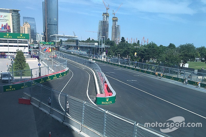 Coureurs bezorgd over merkwaardige pitstraatingang Baku