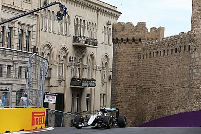 VT1: Hamilton snelste in Baku, problemen bij Verstappen