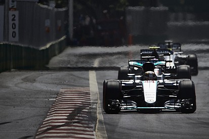FIA позволила Хэмилтону поменять стартовый комплект шин