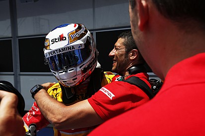 GP2 Baku: Giovinazzi wint chaotische sprintrace vol crashes