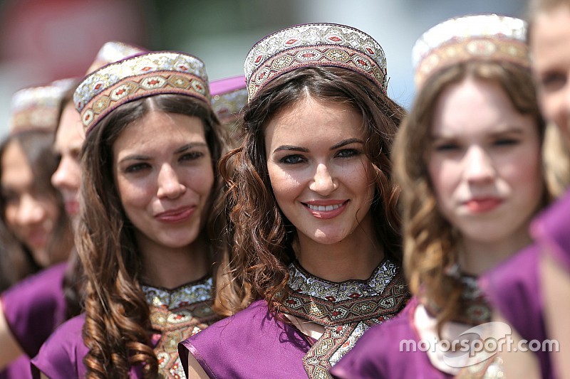 Fotogallery: le grid girl molto etniche della griglia di Baku