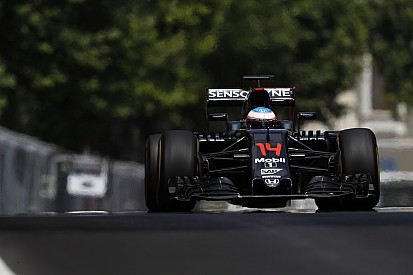 McLaren elogia a Alonso: "En carrera tiene un GPS"