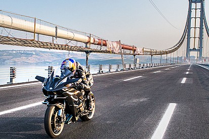 Video: récord a 400 km/h en moto