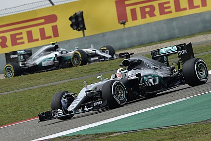 Keine Stallregie bei Mercedes: Hamilton und Rosberg dürfen weiter frei fahren