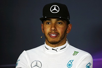 Hamilton over aangescherpte spelregels van Mercedes: "Ze veranderen niets"