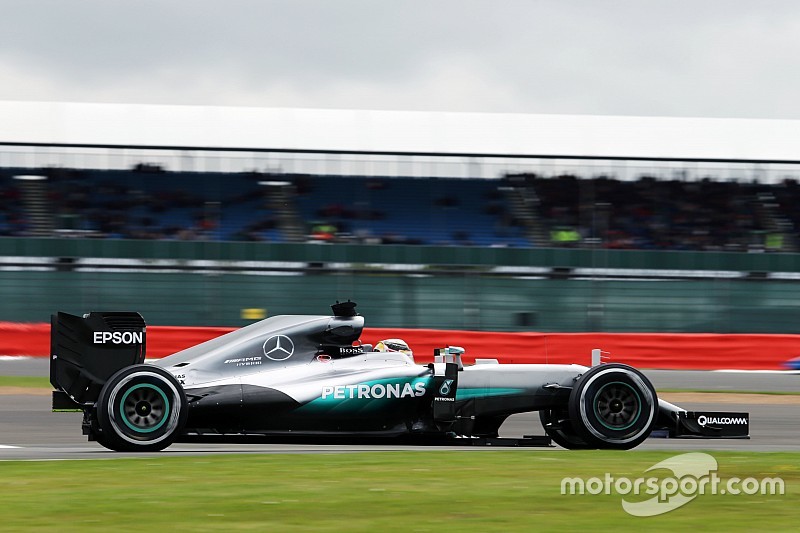 Hamilton neemt het voortouw op Silverstone, Verstappen zevende