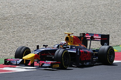 Гасли выиграл субботнюю гонку в Сильверстоуне