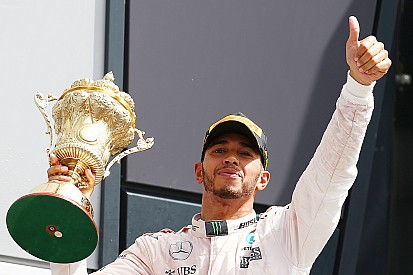 Hamilton comfortabel naar zege: "Nooit onder druk gestaan"