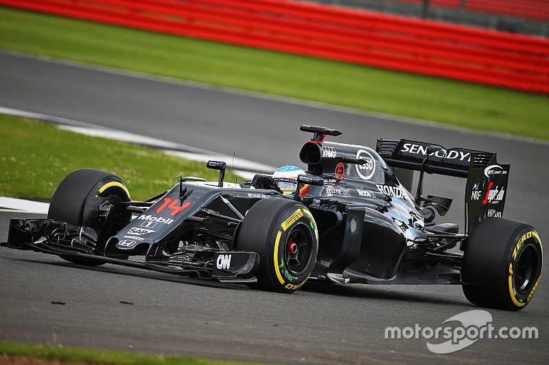 Alonso termina al frente en el primer día de tests en Silverstone