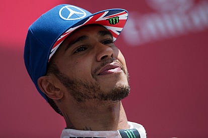 Lewis Hamilton presume un enorme tatuaje en Twitter