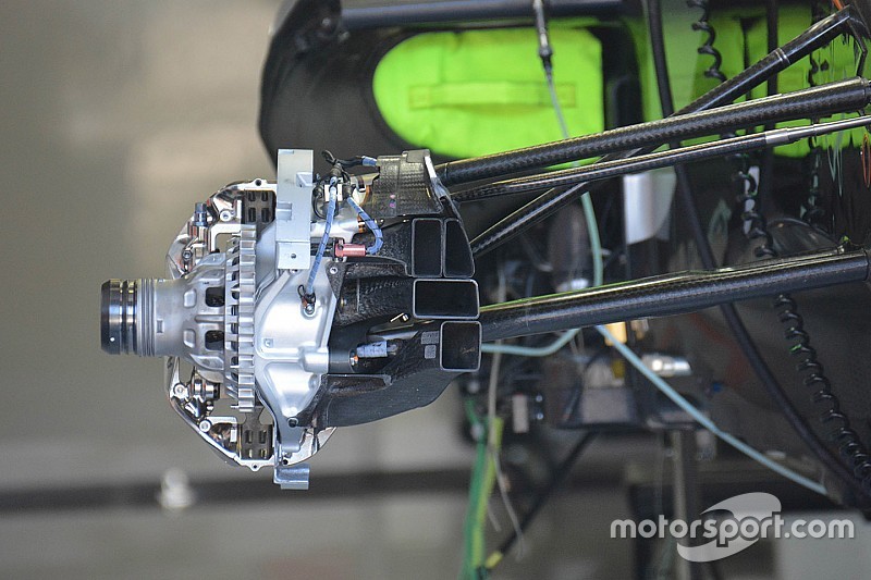 Breve análisis técnico: montaje de los frenos delanteros del VJM09