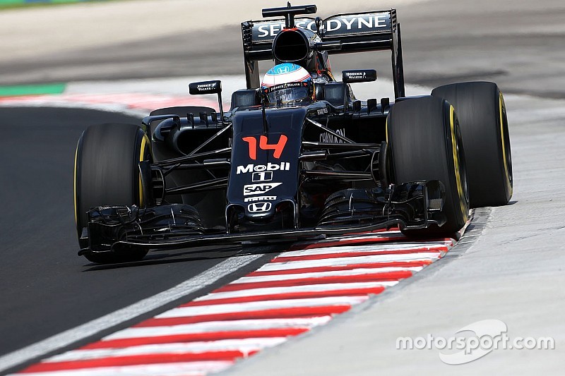 Alonso moet motor wisselen voor tweede training in Hongarije