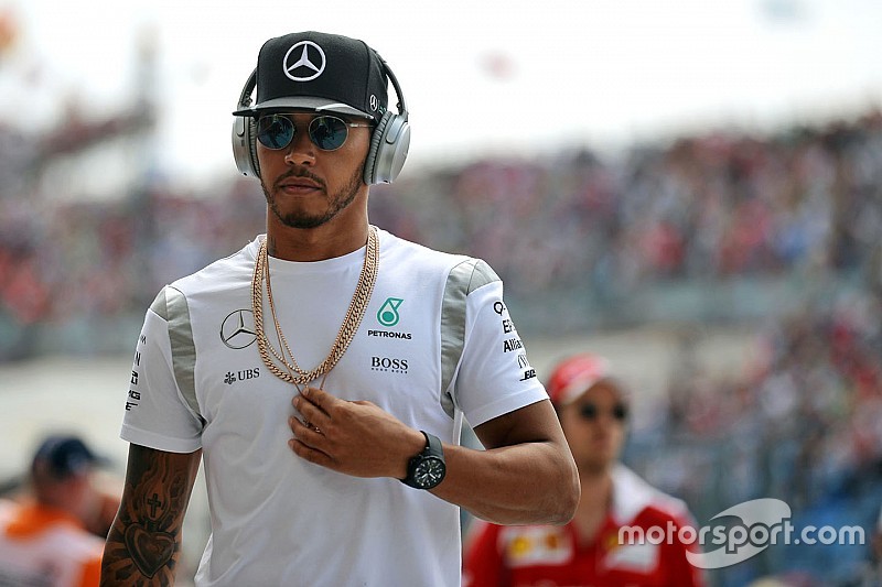 Hamilton ontkent reden te zijn van onderzoek naar Rosberg