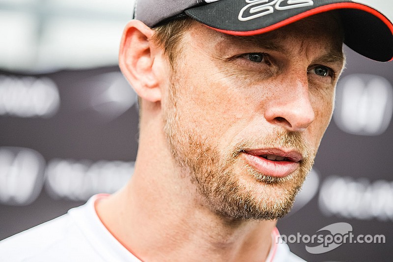 Button naar het ziekenhuis vanwege oogirritatie