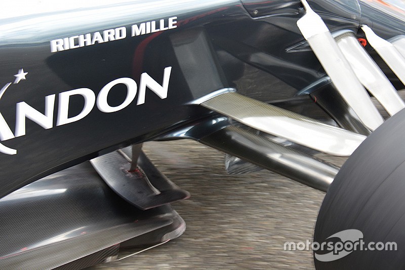 Технический брифинг: крылышко на сплиттере McLaren MP4-31