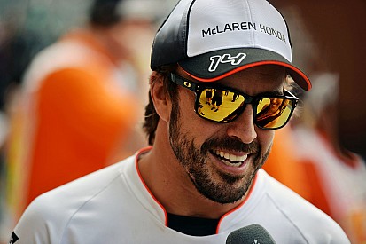 Alonso ziet worstelend Ferrari met lede ogen aan