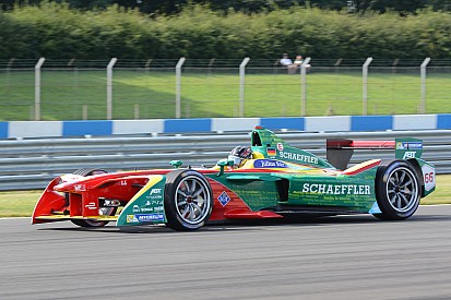 La lluvia afectó el último día de pruebas en Donington Park