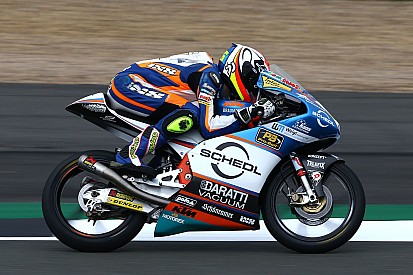Oettl het snelst in droge maar verraderlijke warm-up Britse GP