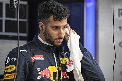 Daniel Ricciardo haverjával énekelgetett kicsit a volán mögött!