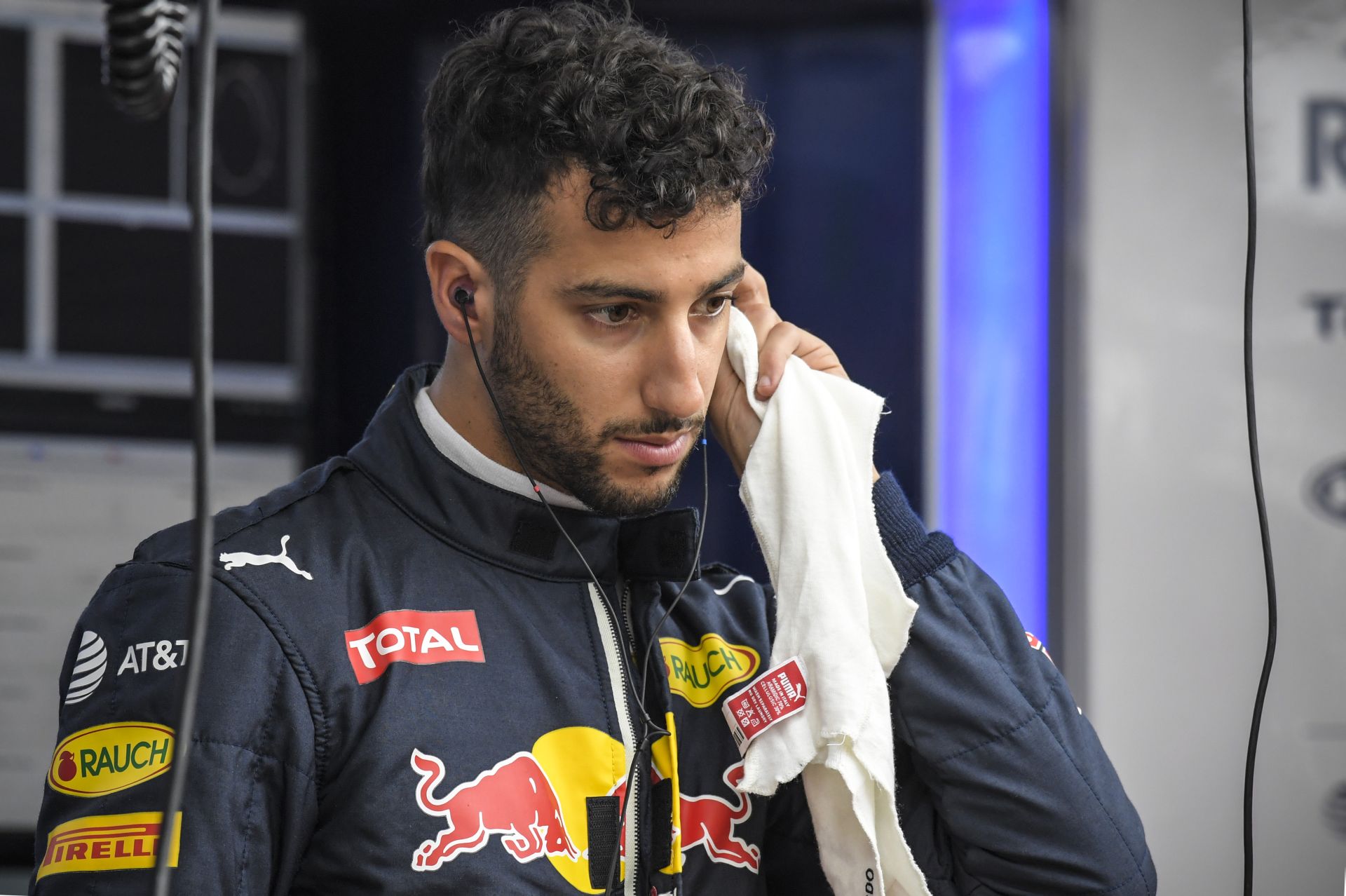 Daniel Ricciardo haverjával énekelgetett kicsit a volán mögött!