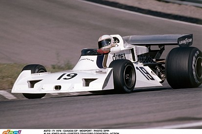 Ilyen, amikor pályára küldenek egy 40 éves F1-es gépet