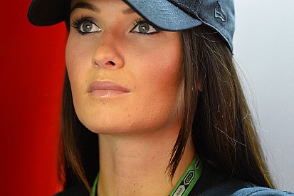 Boldog szelfi Raikkönen és Minttu között