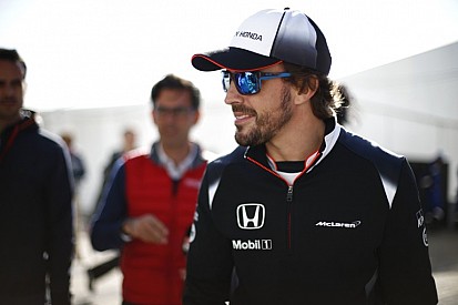 Alonso exe komoly dekoltázst villantott