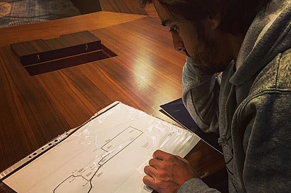 Alonso elmélyülten tanulmányozza az azeri pálya vonalvezetését