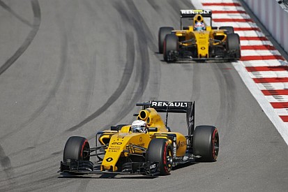 Magnussen és Palmer őrült gokartozása a Renault forgatási napján!