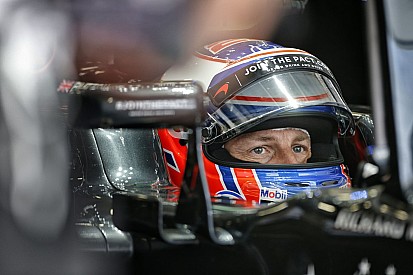 Button F1-es gyűjteménye otthon: sapkák, pólók…