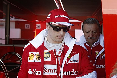 Raikkönen rendkívül cuki volt: egy kissráccal a garázs előtt