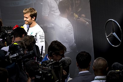 Rosberg lassan nagyobb szelfis lesz, mint Hamilton
