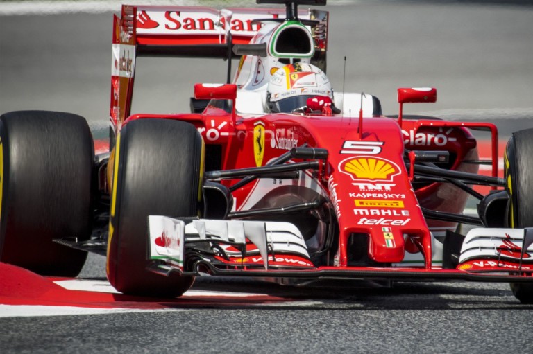Vettel ismét a rádióban káromkodott - most Ricciardo miatt!