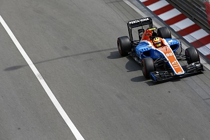 Videón, ahogy Haryanto lebombázta a Manort
