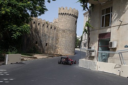 Így takarják el a csúnya épületeket Bakuban az F1 nagydíj ideje alatt