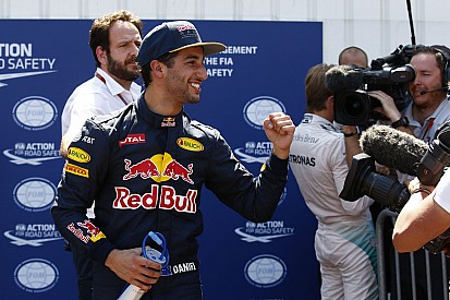Ricciardo hamiltoni helyeken - az ausztrál a híd tetején pózolt!