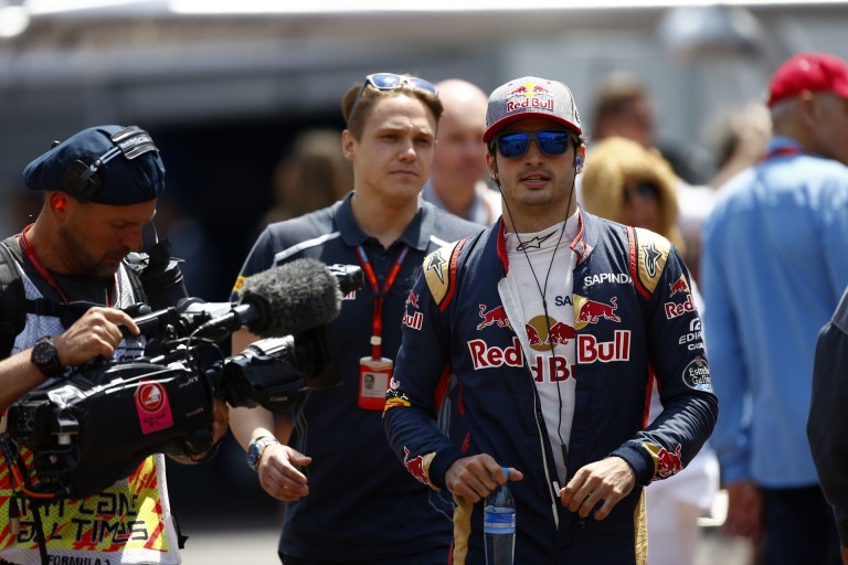 Hűha: Sainz pillanatok alatt aláírt több száz autogramkártyát!