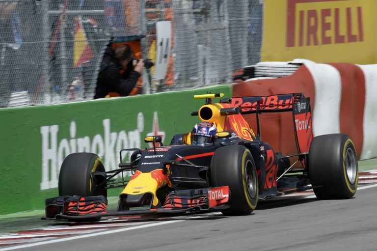 Verstappen megúszta egy figyelmeztetéssel az FP1-es feltartást